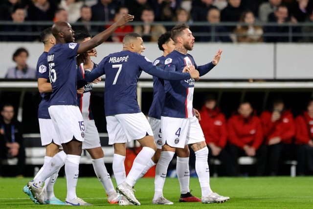 Reaksi pemain Paris St Germain Kylian Mbappe, Sergio Ramos dan Danilo Pereira dari setelah pemain RC Lens Hugo Ekitike mencetak gol pertama mereka di Stade Bollaert-Delelis, Lens, Prancis, Minggu (1/1/2023). Foto: Pascal Rossignol/REUTERS