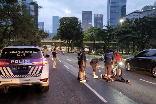 Kecelakaan lalu lintas pengguna sepeda di turunan flyover Semanggi menuju arah Jl. Jendral Sudirman, Jakarta, Senin (2/1). Foto: Twitter/@TMCPoldaMetro