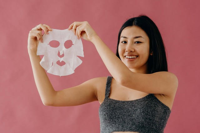 Cara memakai masker Bioaqua perlu diperhatikan untuk mendapatkan hasil yang maksimal. Foto: Pexels.com
