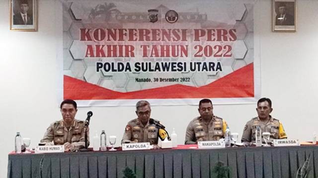 Kapolda Sulawesi Utara, Irjen Pol Setyo Budiyanto (kedua dari kiri) bersama dengan PJU di lingkup Polda Sulut saat menggelar Konferensi Pers akhir tahun.
