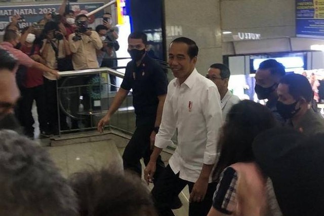 Jokowi Sambangi Pasar Tanah Abang, Disambut Ramai Warga Dan Pedagang ...