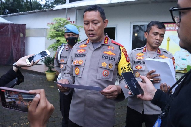 Kapolres Jakarta Pusat Komarudin saat merilisi foto DPO Iwan penculik Malika. Foto: Dok. Istimewa