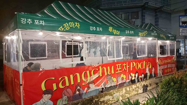 Gangchu Pocha, warung makan tenda baru dengan vibes ala drama Korea, di Jakarta Selatan (29/12/2022). Foto: Azalia Amadea/Kumparan