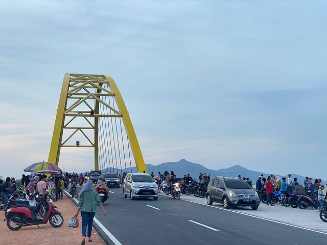 Jembatan kuning Leho Karimun dipadati masyarakat Karimun. Foto: Khairul S/kepripedia.com