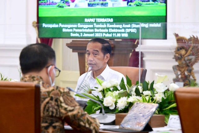 Presiden Jokowi memimpin rapat terbatas terkait Percepatan Penanganan Stunting melalui Sistem Pemerintahan Berbasis Elektronik (SPBE). Foto: Muchlis Jr/Biro Pers Sekretariat Presiden