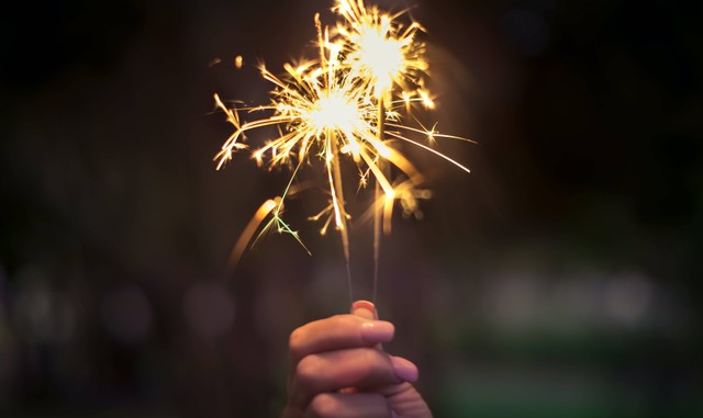 Foto oleh Tairon Fernandez: https://www.pexels.com/id-id/foto/orang-yang-memegang-lighted-sparkler-450301/