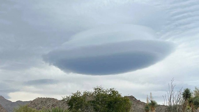 Awan 'UFO' yang menghiasi langit California, AS, pada Selasa (27/12). Foto: @BrianLynch/Twitter