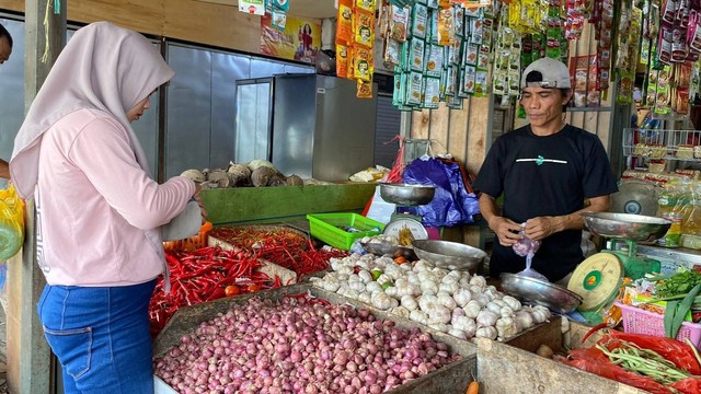 Aktivitas di Pasar Regional Mamuju. Foto: Sugiarto