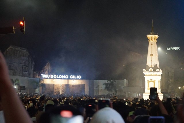 Ribuan orang memadati kawan Tugu Pal Putih, Yogyakarta saat pergantian tahun kemarin. Foto: Arif UT