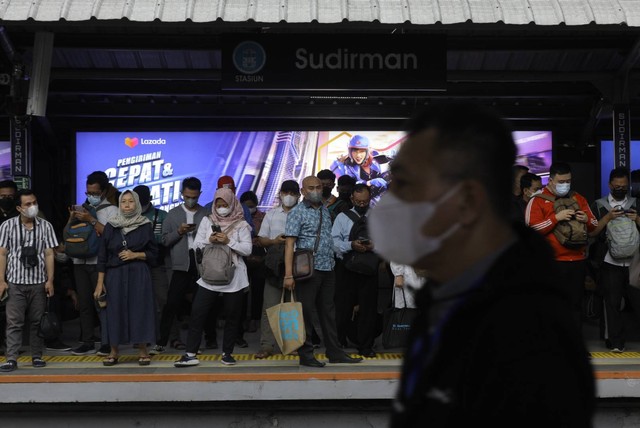 Pekerja kantoran saat akan menaiki Kereta Rel Listrik (KRL) di Stasiun Sudirman, Jakarta Pusat, Senin (2/1/2023). Foto: Iqbal Firdaus/kumparan