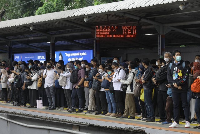 Pekerja kantoran saat akan menaiki Kereta Rel Listrik (KRL) di Stasiun Sudirman, Jakarta Pusat, Senin (2/1/2023). Foto: Iqbal Firdaus/kumparan