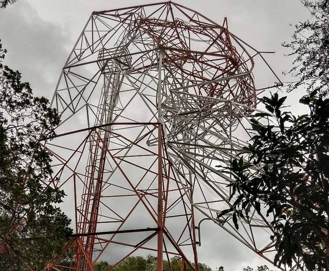 Keterangan foto: Tower Telkomsel di Desa Roho, Kecamatan Buyasuri ambruk diterjang angin topan (Teddi L)