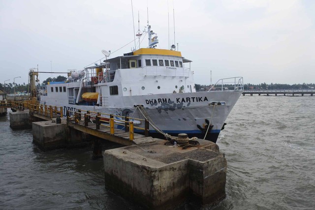 Kapal Motor Penumpang Dharma Kartika bersandar di dermaga Pelabuhan Jangkar akibat cuaca buruk di Situbondo, Jawa Timur, Senin (2/1/2023).  Foto: Seno/ANTARA FOTO