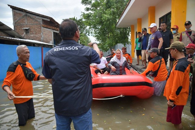 Bantuan dari Kementerian Sosial kepada Pemkot Semarang untuk penanganan korban banjir. Foto: Dok. Istimewa