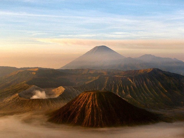 https://pixabay.com/id/photos/gunung-berapi-jawa-indonesia-16912/