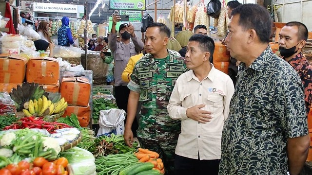Wakil Wali Kota (Wawali) Solo, Teguh Prakosa, mengecek ketersediaan bahan pokok di Pasar Gede, Solo. FOTO: Agung Santoso