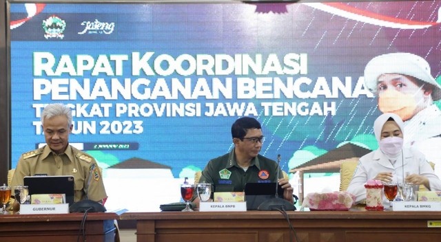 Kepala BNPB Letjen TNI Suharyanto memberikan arahan penanganan darurat banjir dalam Rapat Koordinasi Penanganan Bencana Banjir Provinsi Jawa Tengah di Gedung Gradhika Bakti Praja, Semarang, pada Selasa (2/1). Foto: BNPB