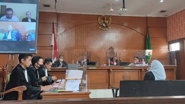 Suasana sidang kasus dugaan penipuan dengan terdakwa Mantan Ketua DPRD Jabar, Irfan Suryanagara, di PN Bale Bandung. Foto: Rachmadi Rasyad/kumparan