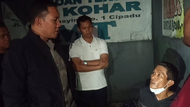 Kapolres Metro Jakarta Pusat Kombes Pol  Komarudin (kiri) saat meminta keterangan kepada Iwan Sumarno (pakai masker putih), pelaku penculik Malika di kawasan Ciledug, Senin (2/1).  Foto: Dok. Istimewa