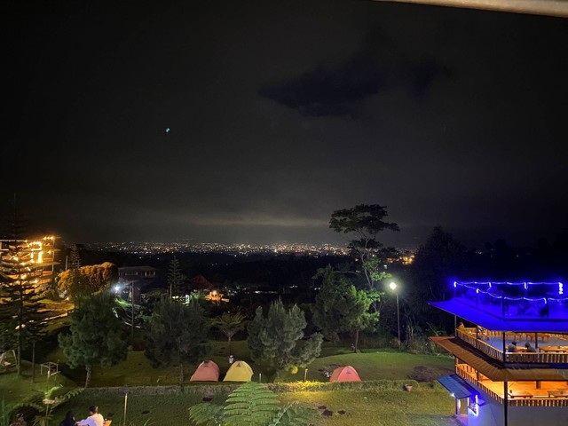 Camp Area Umbul Bengkok (CAUB), Desa Karangsalam, Kecamatan Baturraden, Kabupaten Banyumas, Jawa Tengah, terlihat memesona dengan pemandangan kelap-kelip lampu kota. (Foto by: Oktavian Aristina)