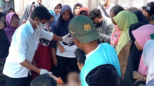Petugas saat identifikasi mayat Adib Nur Iskandar Dinata (19) warga Kecamatan Blora, Kabupaten Blora, yang meninggal akibat terkena peluru senapan angin miliknya sendiri. Senin (02/01/2022) (Foto: Dok Istimewa)
