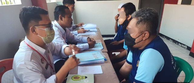 PK Bapas NK bertemu dengan WBP untuk melaksanakan tugas litmas di Lapas Cilacap