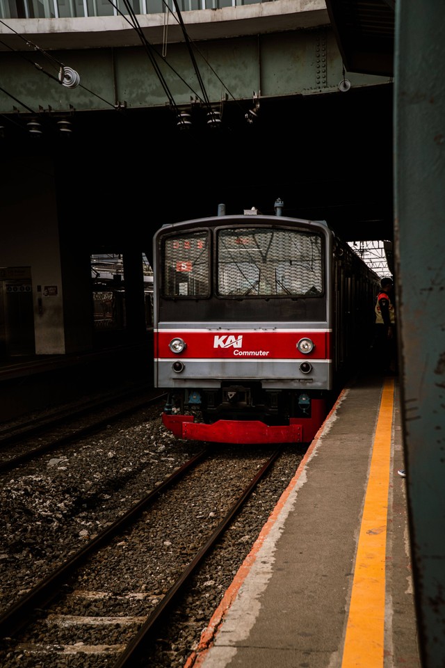 Cara naik KRL dari Cikarang ke Duri yang mudah. Foto: Unsplash/Seorang Fadli.