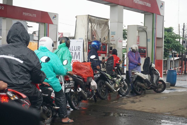 Pengendara mengantre untuk membeli bensin di sejumlah SPBU di kawasan Bekasi, Jawa Barat pada Selasa (3/1/2023). Foto: Iqbal Firdaus/kumparan