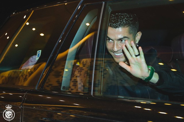 Cristiano Ronaldo tiba di Arab Saudi pada Senin (2/1/2023). Foto: Twitter/@AlNassrFC_EN