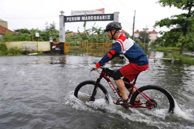 Gubernur Jawa Tengah Ganjar Pranowo memantau secara langsung titik banjir di Kelurahan Tambakrejo, Kecamatan Gayamsari, Semarang, Selasa (3/1/2023). Foto: Dok. Istimewa
