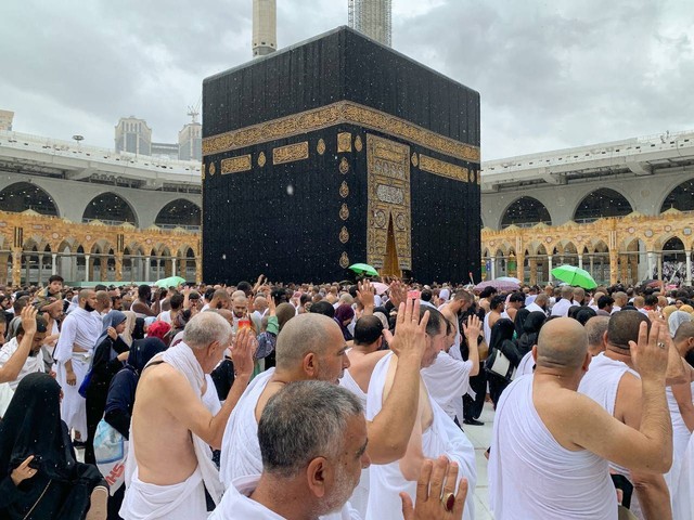 Suasana hujan deras di Masjidil Haram, Makkah, Senin (2/1/2022). Foto: Dok. gph.gov.sa