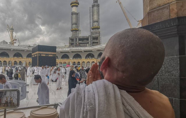 Jamaah berdoa saat hujan deras di Masjidil Haram, Makkah, Senin (2/1/2022). Foto: Dok. gph.gov.sa