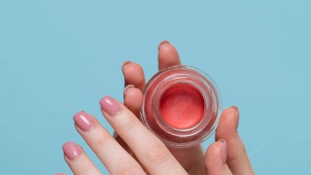 Cream blush adalah jenis blush on yang berbentuk krim dengan hasil akhir yang powdery ataupun dewy. Foto: Pexels.com