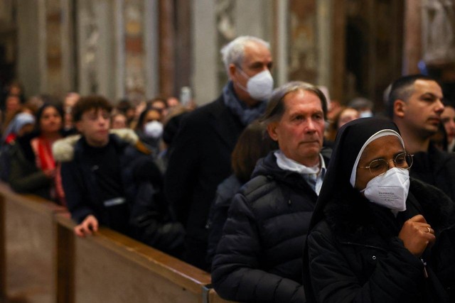 Antrean umat untuk memberi penghormatan kepada mantan Paus Benediktus di Basilika Santo Petrus di Vatikan, Senin (2/1/2023). Foto: Kai Pfaffenbach/REUTERS