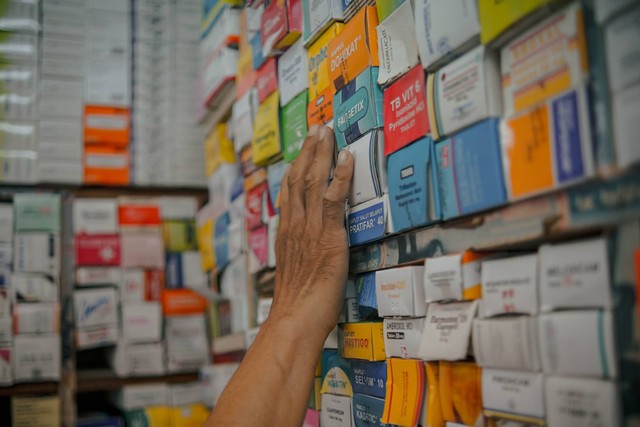 Seorang pedagang mengambil obat untuk konsumennya di Pasar Pramuka, Jakarta, Selasa (3/1/2023). Foto: Jamal Ramadhan/kumparan