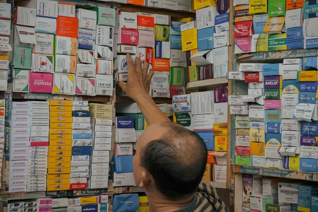 Seorang pedagang mengambil obat untuk konsumennya di Pasar Pramuka, Jakarta, Selasa (3/1/2023). Foto: Jamal Ramadhan/kumparan