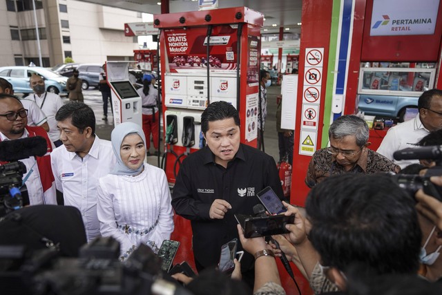 Menteri BUMN Erick Thohir (tengah) menyampaikan keterangan pers terkait penyesuaian harga Bahan Bakar Minyak (BBM) nonsubsidi di SPBU Pertamina MT Haryono, Jakarta, Selasa (3/1/2023). Foto: ANTARA FOTO/Dhemas Reviyanto