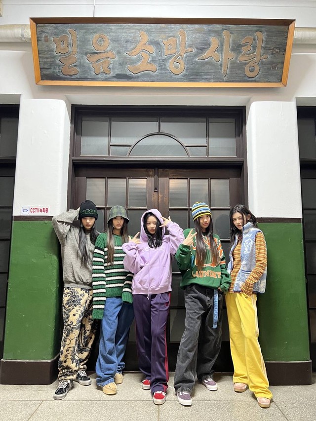Grup K-POP New Jeans. Foto: Twitter/@NewsJeansADOR