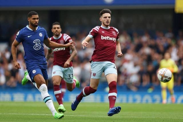 Pemain Chelsea Ruben Loftus-Cheek beraksi dengan pemain West Ham United Declan Rice di Stamford Bridge, London, Inggris, Sabtu (3/9/2022). Foto: Action Images via Reuters/Matthew Childs