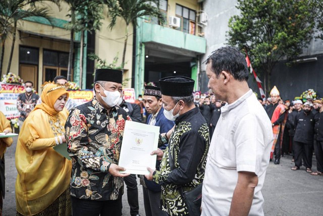 Wali Kota Bandung, Yana Mulyana saat penyerahan sertifikat Rumah Ibadah di Kantor Kementerian Agama (Kemenag), Selasa 3 Januari 2023