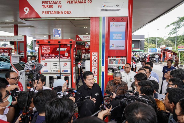 Menteri BUMN Erick Thohir (tengah) menyampaikan keterangan pers terkait penyesuaian harga Bahan Bakar Minyak (BBM) nonsubsidi di SPBU Pertamina MT Haryono, Jakarta, Selasa (3/1/2023). Foto: ANTARA FOTO/Dhemas Reviyanto