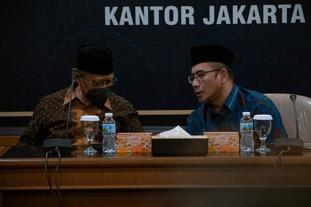 Ketua KPU Hasyim Asy'ari bersalaman dengan Ketua PP Muhammadiyah Haedar Nashir di Kantor PP Muhammadiyah dalam kegiatan audiensi terkait persiapan penyelenggaraan Pemilu 2024. Jakarta, Selasa (3/1/2023). Foto: Jamal Ramadhan/kumparan