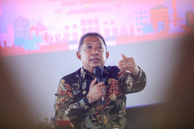Wali Kota Bandung, Yana Mulyana  pada rapat bersama Camat Se-Kota Bandung Selasa 3 Januari 2023.