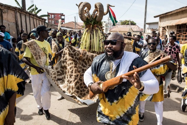 Foto: Kemeriahan Festival Berburu di Gambia | kumparan.com