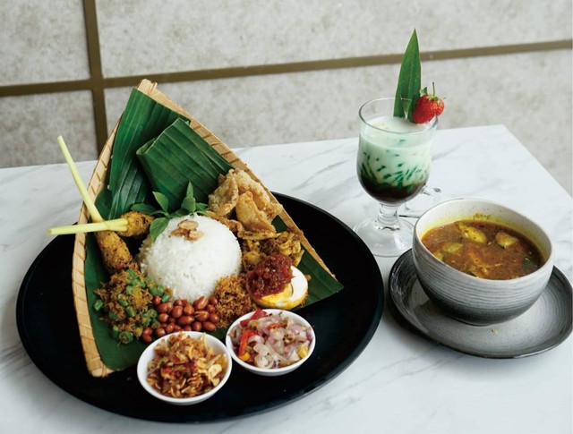 Nasi Campur Jerowacik dan Es Dawet Nangka kreasi Platinum Hotel Tunjungan. Foto: Masruroh/Basra