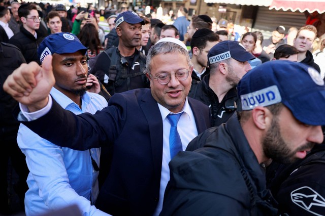 Menteri Keamanan Nasional Israel yang baru, Itamar Ben Gvir, saat mengunjungi pasar Mahane Yehuda di Yerusalem pada 30 Desember 2022. Foto: Menahem Kahana/AFP