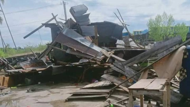 Rumah warga di Desa Bonda, Kecamatan Papalang, Kabupaten Mamuju, roboh usai diterjang angin kencang pada Selasa (3/1) dini hari. Foto: Istimewa 