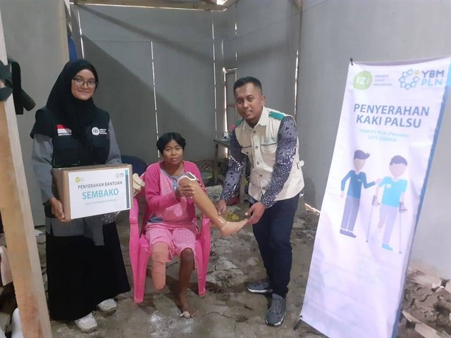 Bantuan Kaki Palsu dari YBM PT PLN (Persero) UP3 Demak