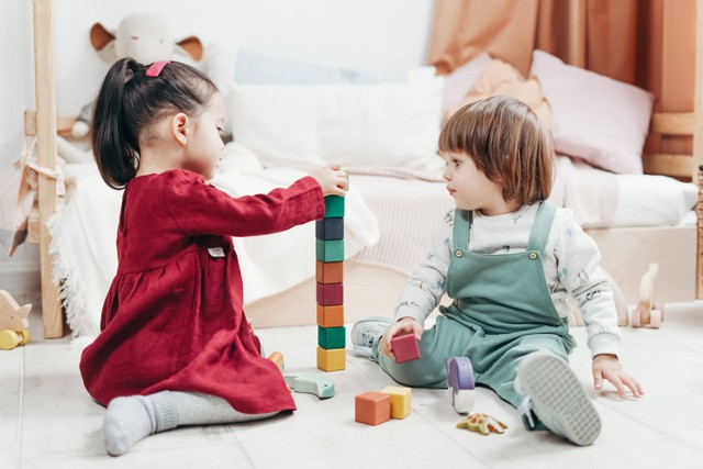 Tahap praoperasional adalah salah satu tahapan perkembangan kognitif anak menurut teori Piaget. Foto: Pexels.com