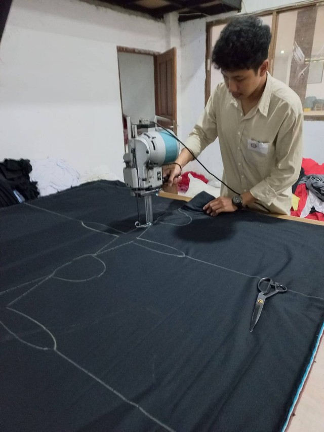 Proses produksi kaos Omah Oblong Jogja oleh Mahasiswa magang. Kredit foto: Panditya/kumparan